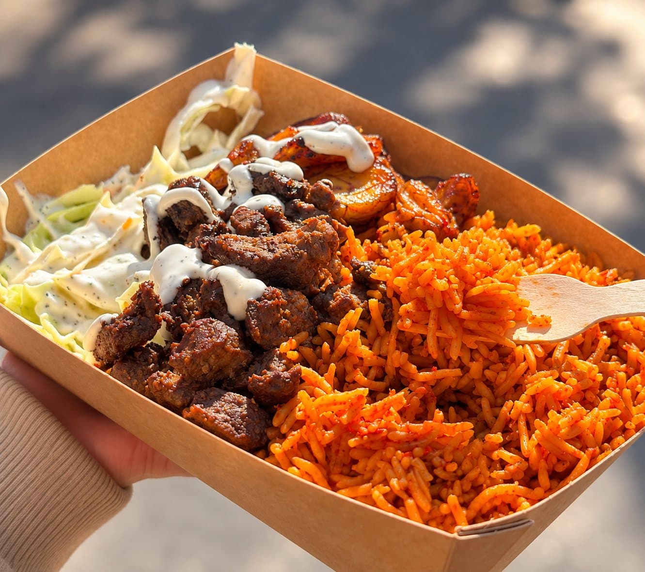 Jollofris med suyabiff, på nära håll