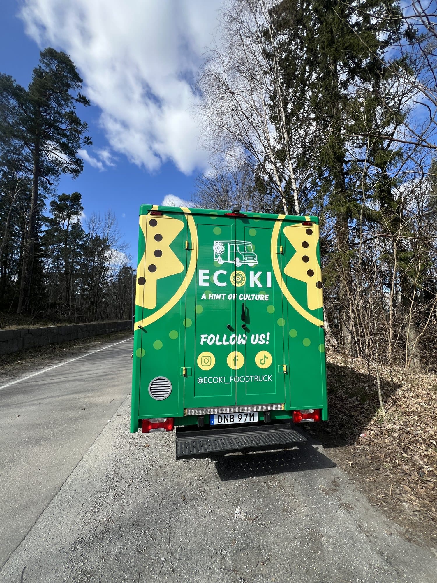 Baksidan av Ecoki-trucken med ”Follow us!” och ikoner för sociala medier