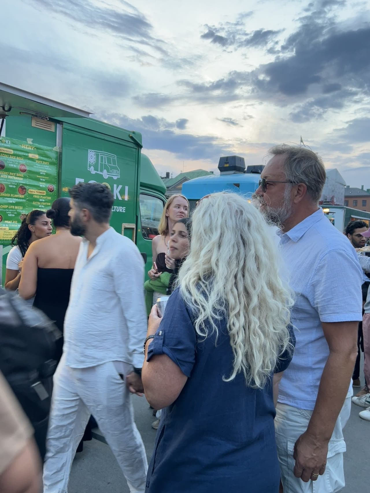 Folk samlade runt Ecoki-trucken